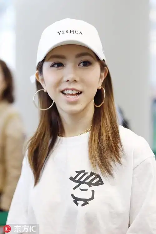 邓紫棋终于不穿皮裤一身清爽但微微一笑嘴歪法令纹明显