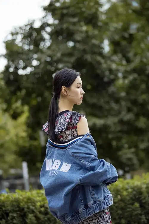 陈都灵街拍元气十足!深秋也要露出大长腿-猫眼电影