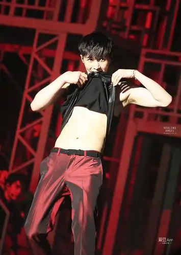 170821 可不是嘛 这60公斤的小妖精艺兴竟然练就如此好看的肌肉线条!