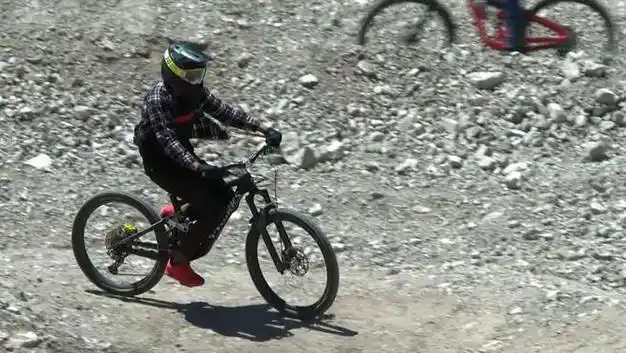 150多名骑行者加入了李峡谷的山地自行车公园