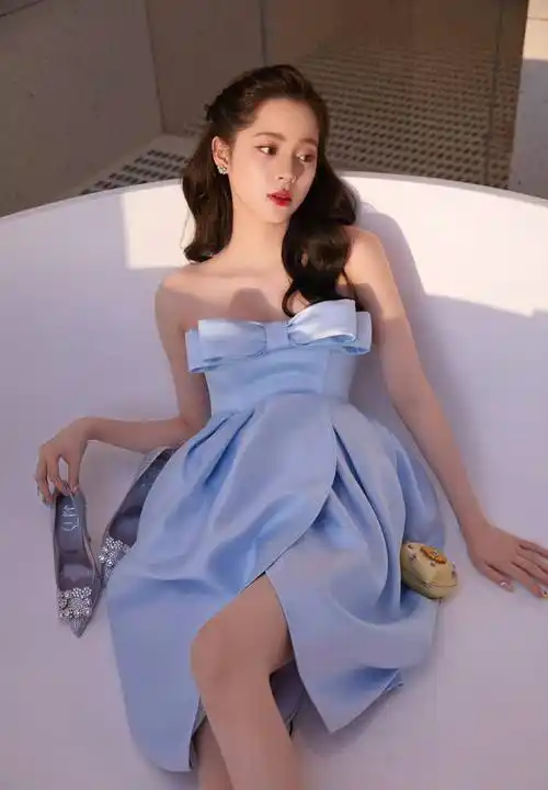 23岁欧阳娜娜近照,蓝色长裙一览无余好身材,"二次发育"很惊艳_连衣裙