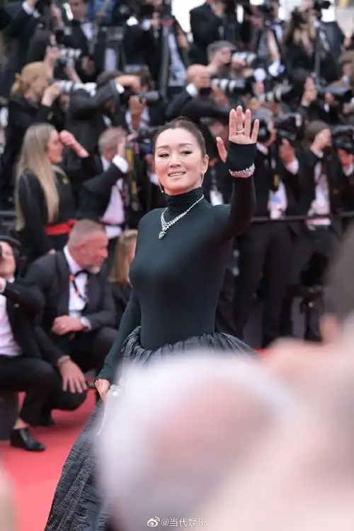 巩俐戛纳生图#巩俐亮相戛纳电影节开幕红毯,巩皇不愧是巩皇#巩俐气场