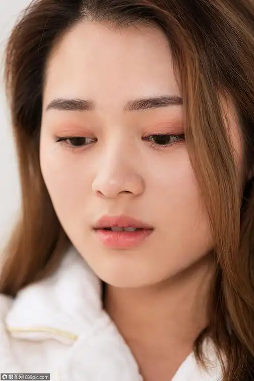 女性悲伤流泪局部特写