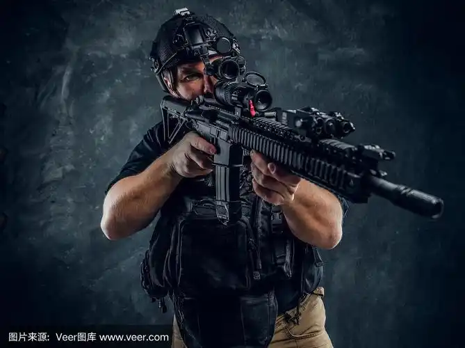 特种部队士兵,身穿防弹衣,头戴头盔,手持突击步枪.