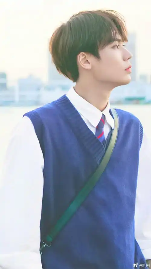 好喜欢林彦俊这组校服照啊!清新干净又帅气,侧颜简直太迷人了