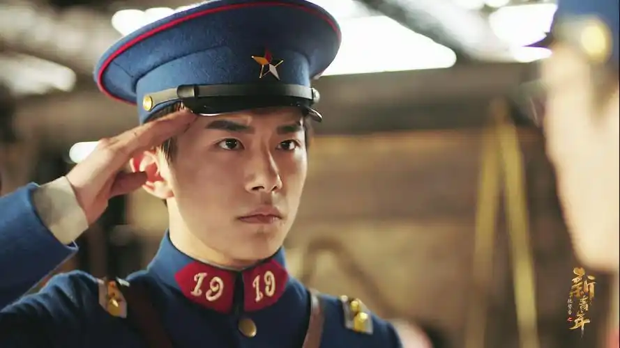 易烊千玺忍痛理平头,军装,囚服各种类型都能演绎