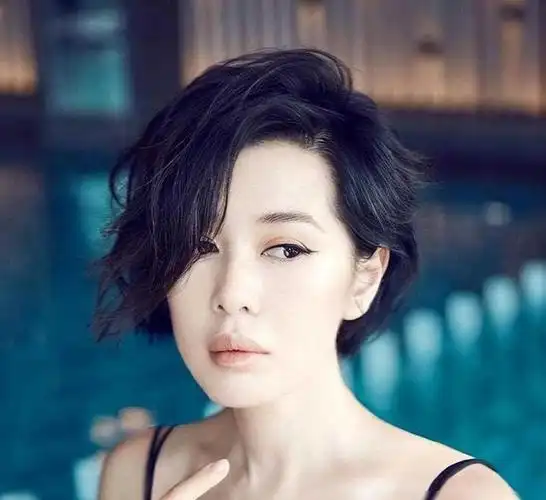 她曾把黄渤吻到害羞,与导演同居12年遭抛弃,今47岁身价高达