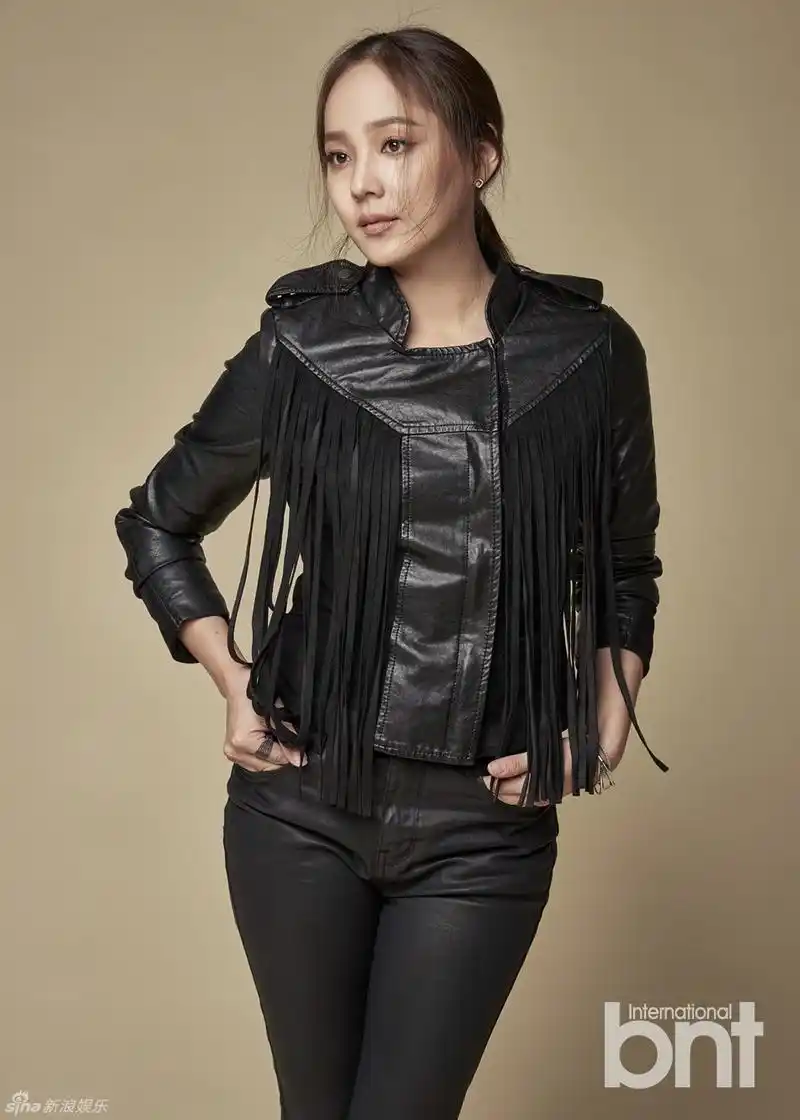 35岁人妻柳真拍写真 碎花长裙性感露酥胸 [7p]