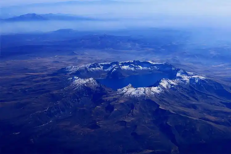 组图之五《巍崴长白山》:中国境内的长白山白云峰海拔高度2691米,是