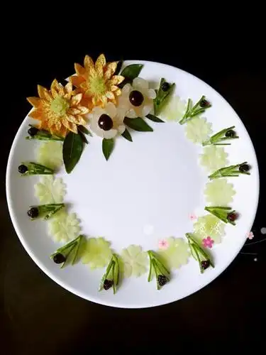 《用心爱?生活》(果蔬花环/果蔬盘饰/蔬菜摆盘/蔬菜盘饰)