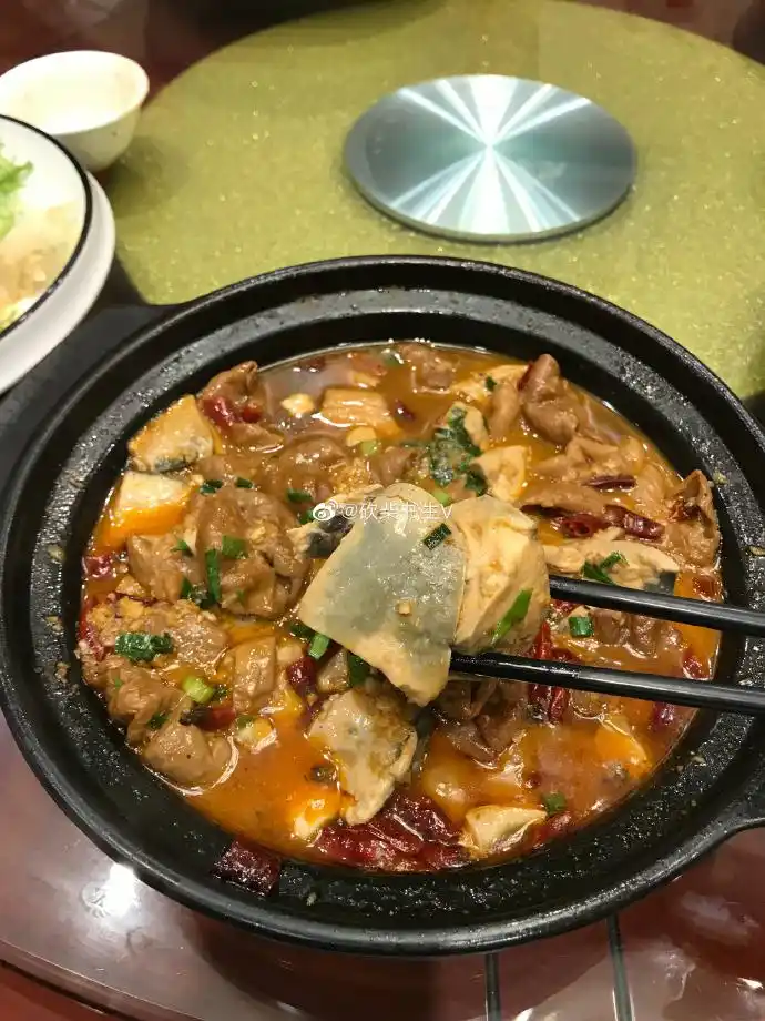 淮安是淮扬菜的发源地之一,厨师的厨艺不错,这道臭豆腐肥肠煲在南京也