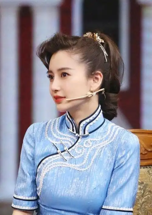 baby蓝色刺绣旗袍,搭配复古卷发马尾,身材优越,气质优雅