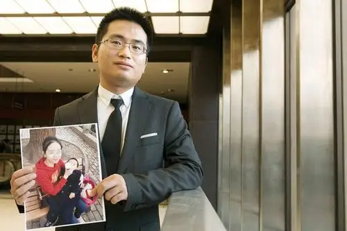 倪琳的丈夫洪元达手持妻子照片.(图/翻摄自中华网)
