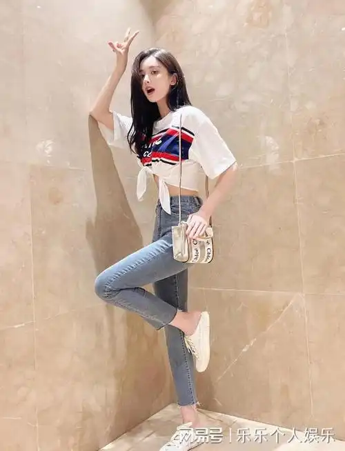 古力娜扎简约女神风,白色t恤配牛仔裤,气质温婉!