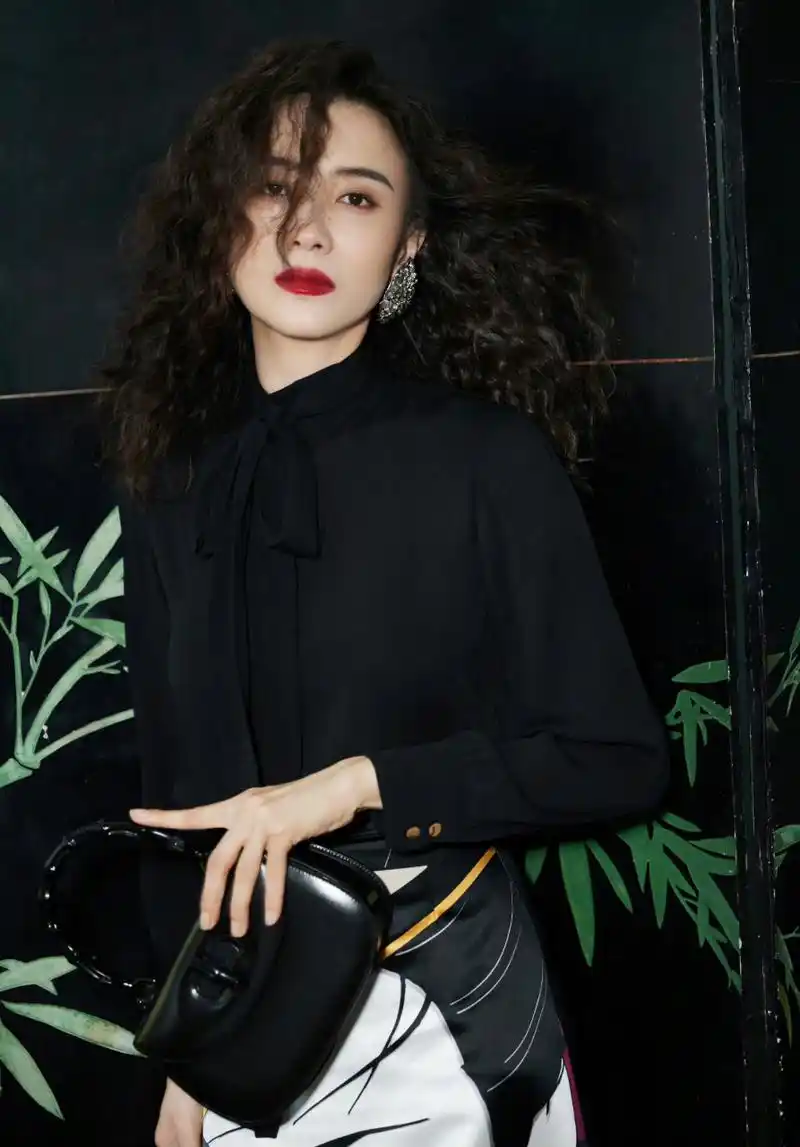 宋佳今天的造型又美又飒,泡面头也能这么好看,黑色连衣裙配色大红唇