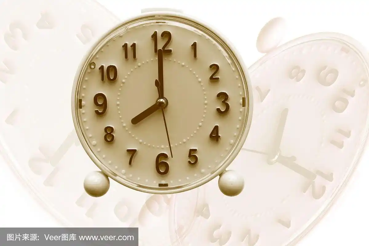 复古时钟在8点钟孤立在白色背景与反射