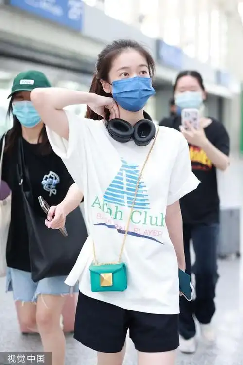 组图张雪迎简约穿搭机场出发戴挂脖耳机扎马尾少女感满满