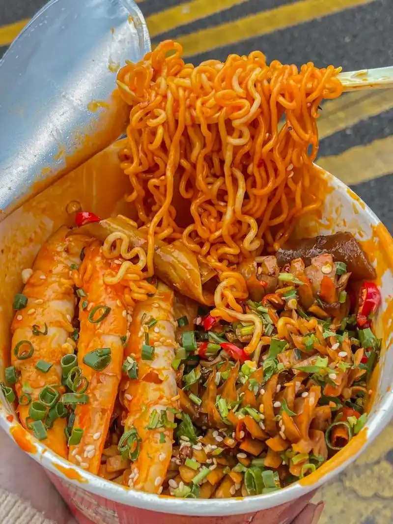 在重庆超豪华红汤牛肉面7515好吃哭.谁懂啊!用牛油红汤 - 抖音