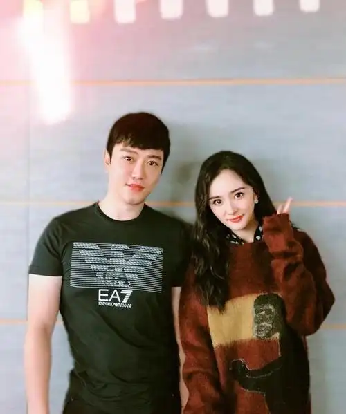 明星和路人合照:高圆圆"夫妻脸",沈月衣品差,网友:最服杨幂