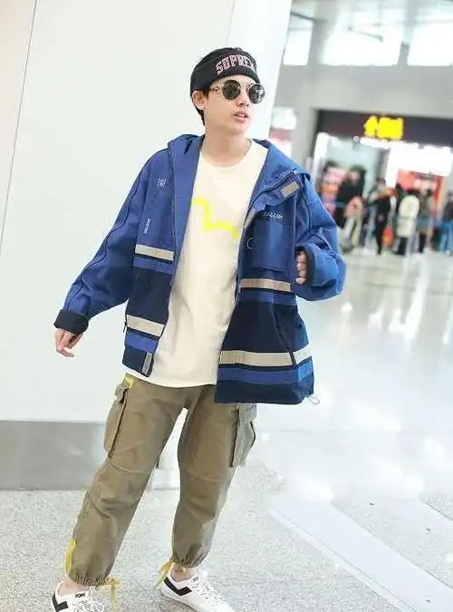 胡先煦戴发带扎小辫酷劲儿足400块外套照样凹出潮男范儿厉害