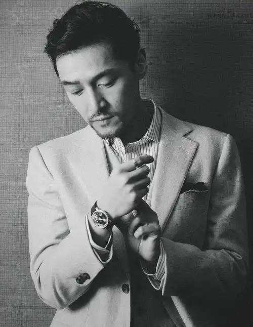 胡歌的不惑之年一身西装造就沉稳修养