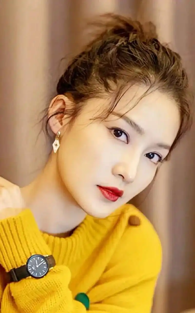 气质美女李沁姿色天然,眉清目秀,性感迷人