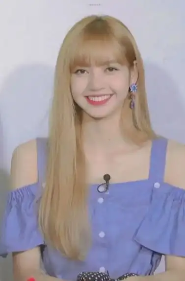 lisa这次是和其他女团成员一起表演的,然而lisa比起其他女团成员,她穿