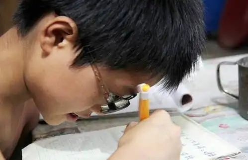 11岁男孩近视2200多度 不知亲妈长啥样