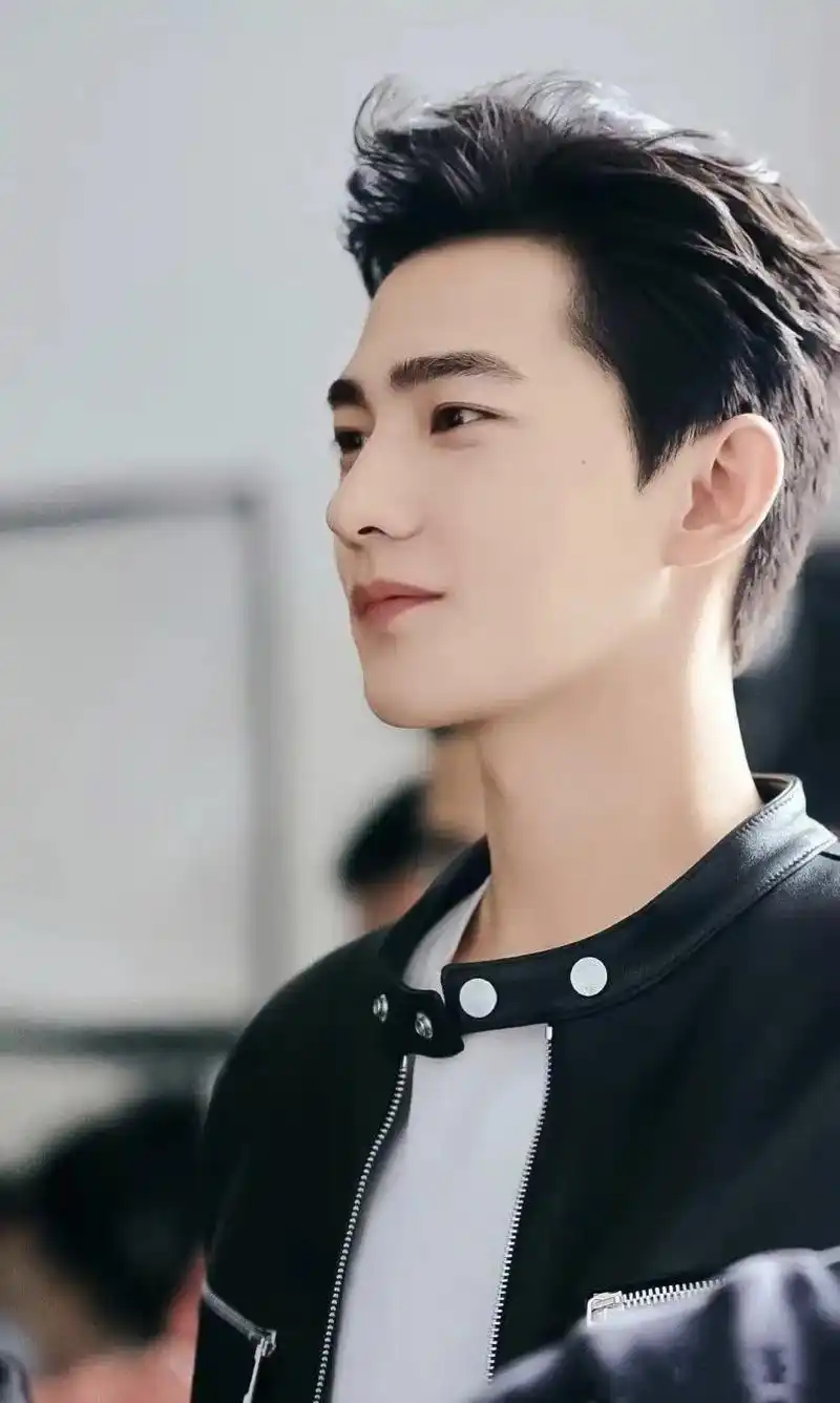 杨洋  #帅爆了  眉目中的温柔盛满看得见 - 抖音