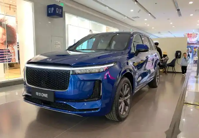 豪华中型suv理想one实车现身12t三缸配增程式技术品质一流