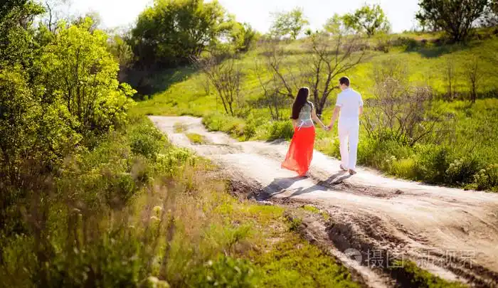 夫妻在性质上的小路上散步