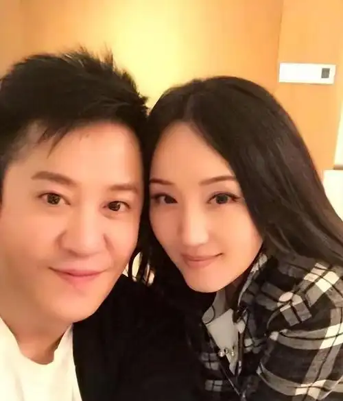 杨钰莹终究是老了,在美颜下看似年轻,但身材多少还是有点暴露了|毛宁