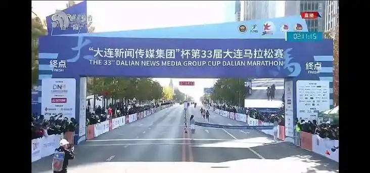 2023大连马拉松男子最后冲线