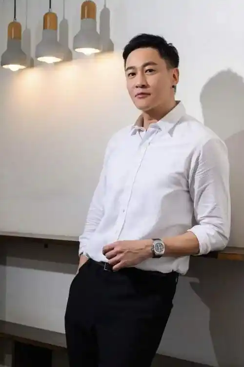 46岁何润东近照发福与老婆相恋13年无子自曝愿意尝试人工受孕