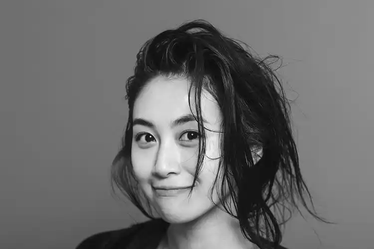 开心麻花韩云云时尚写真曝光黑白look诠释独特魅力