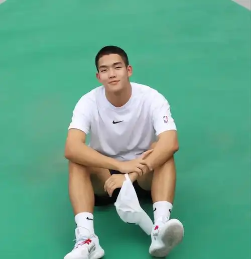 单眼皮寸头帅哥九连拍