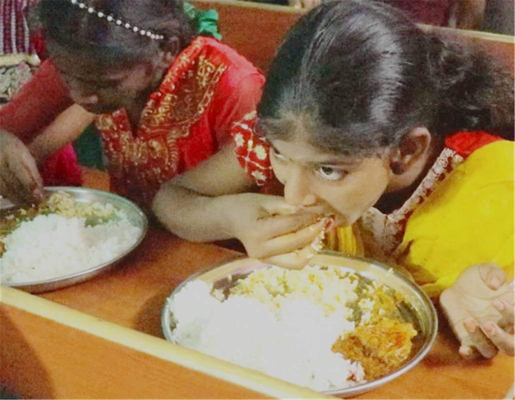 直击:印度人的吃饭方式和他们美味饭菜,看上去不是很有胃口呀!