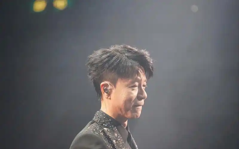 《弦续》李克勤.港乐 演唱会5.13首场(2)