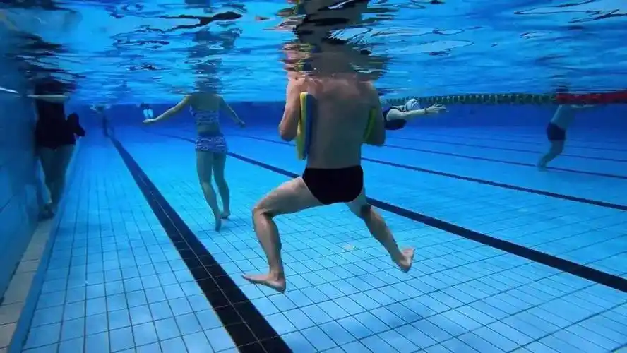 踩水也称"立泳".实用游泳姿式之一.借助两腿向下踩蹬,使人体浮立水中.