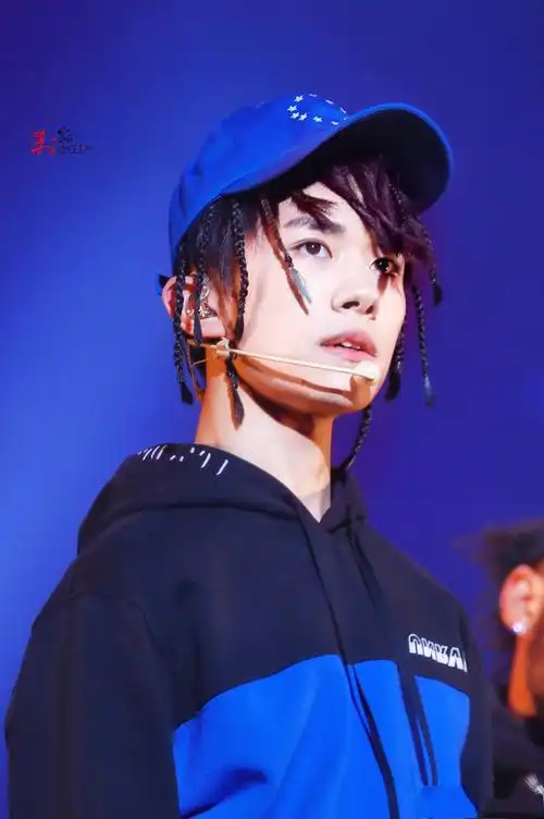 舞台上的易烊千玺光芒四射,颇为俏皮的小脏辫,举手投足尽显时尚