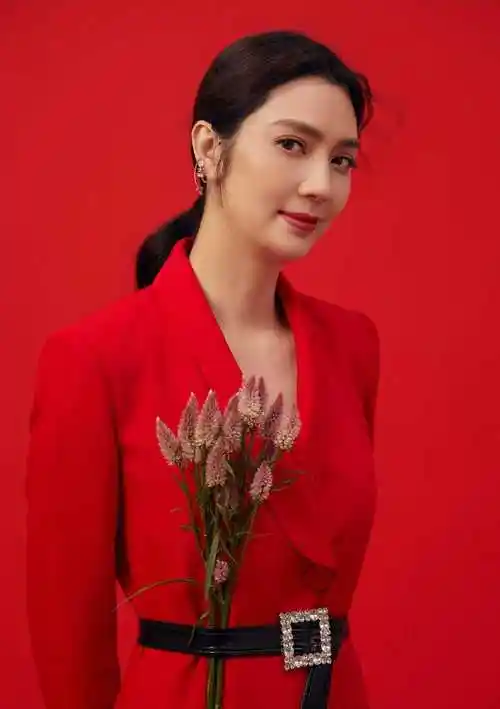 原创48岁洪欣复出后有点憔悴但穿紧身小露背连衣裙气质还是很高级