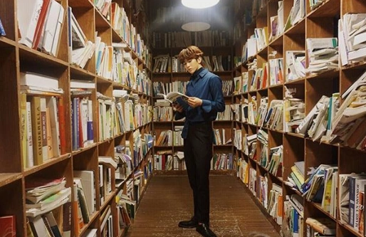 带你看看蔡徐坤的豪宅,家里满满都是装满书柜,平时很爱读书