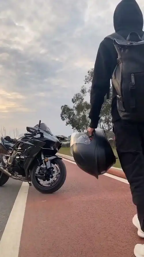 我身上有很多你不知道的故事,看着背影真的好凄凉