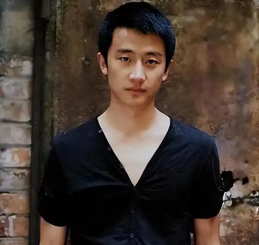 "狠人"黄轩的逆袭史,从内娱弃子到名导宠儿,几段情史太精彩