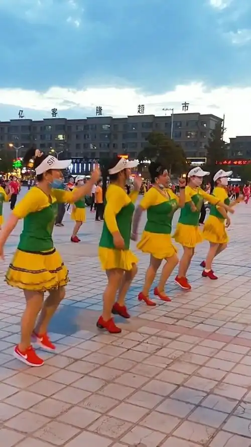 大妈们跳广场舞,穿着喜庆显年轻,歌好听舞姿美