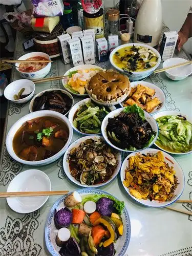 毕业约室友来家里聚餐特意下厨做一桌菜上桌后边吃边抹眼泪