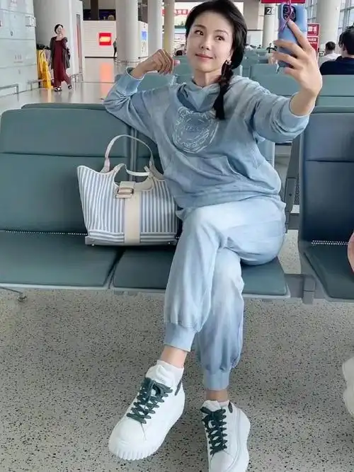 很多中年阶段的女明星,也照样活的像少女一样,比如45岁的刘涛,走机场