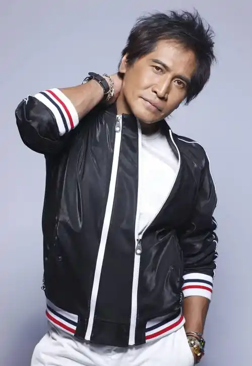 61岁齐秦现身商演,皮肤黝黑身材健硕,被曝4首歌就收费百万_网友_观众