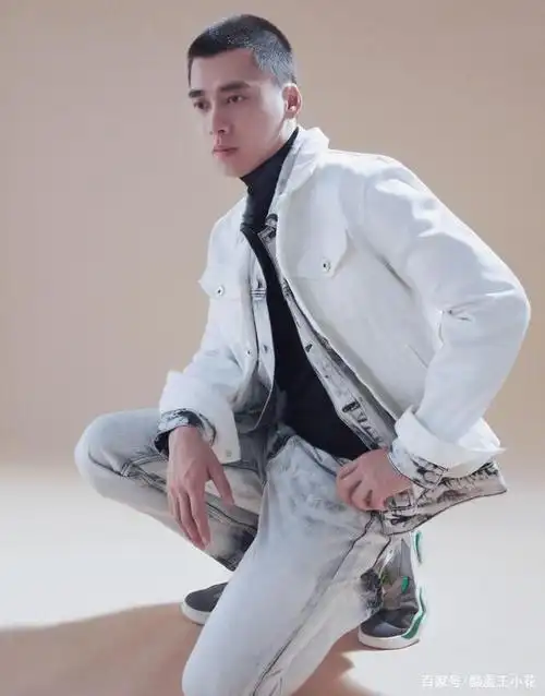 李易峰寸头写真挺硬汉,干净清爽有活力,网友:没颜值真hold不住