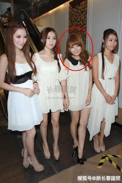 下面长春国贸晒一组方媛刚出道时的旧照.